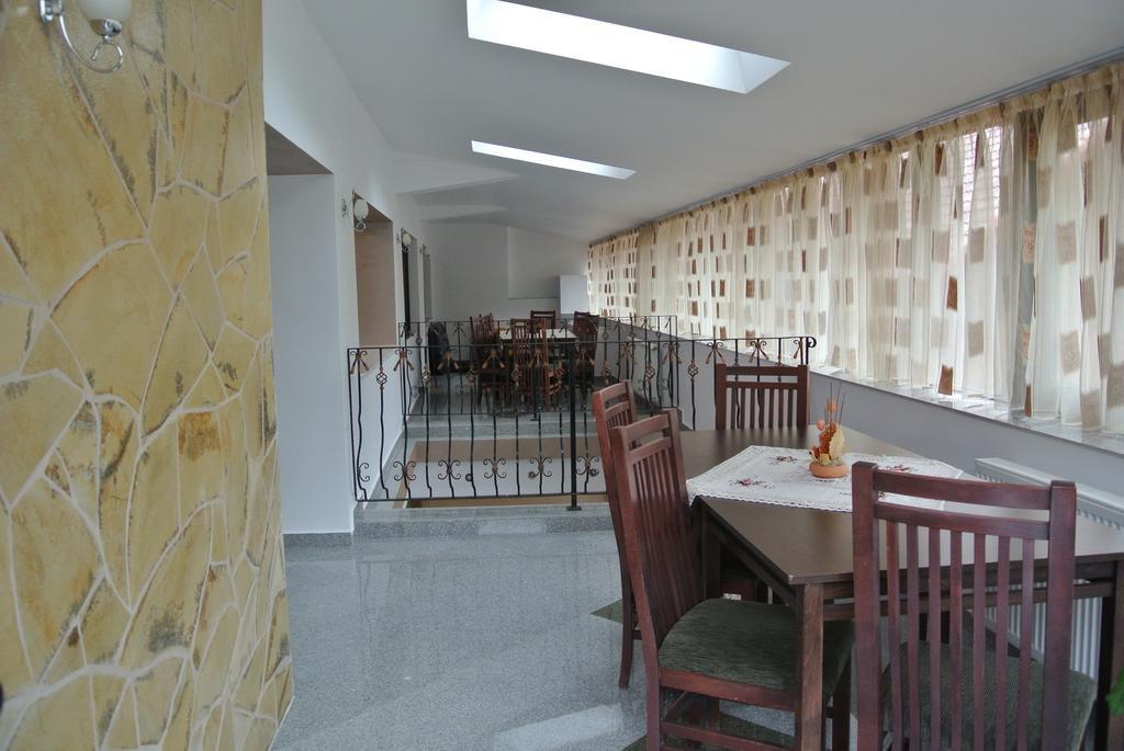 Dîmbovicioara Pensiune Restaurant Piatra Craiului מראה חיצוני תמונה